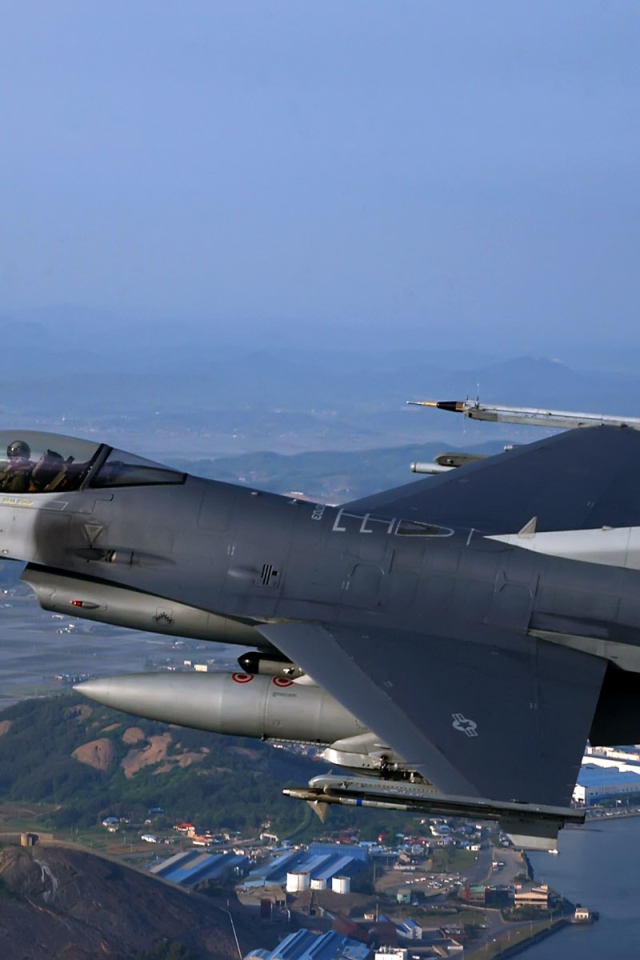 Военная авиация / в облаках над городом