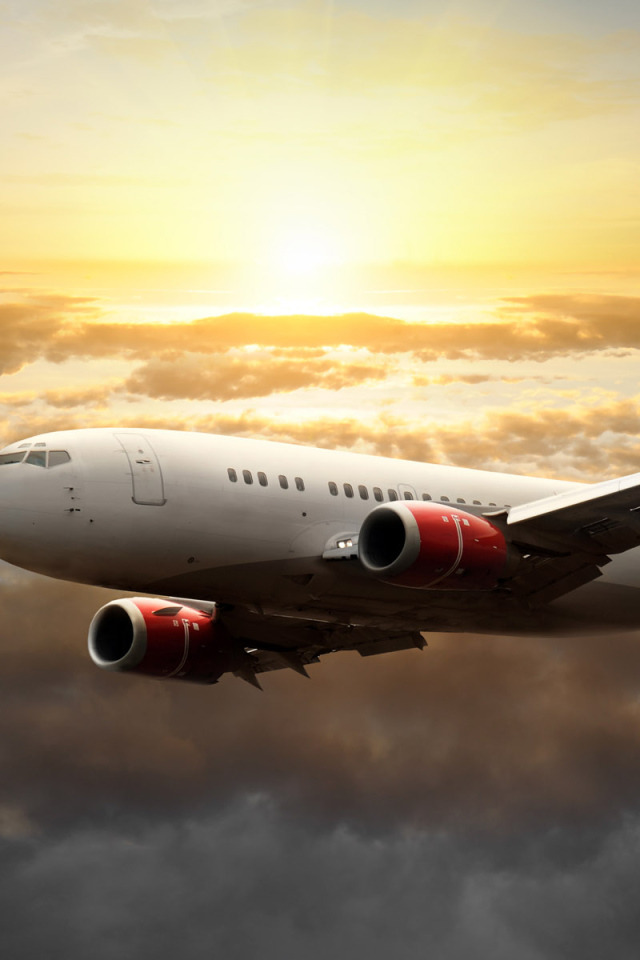 Самолет в небе над облаками