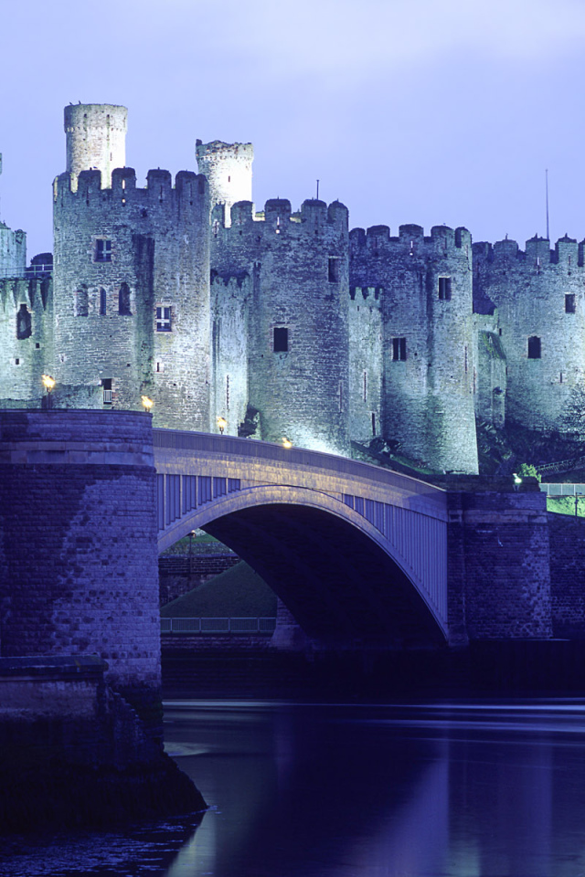 Замок возле реки