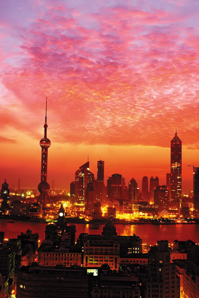 Багровое небо над городом