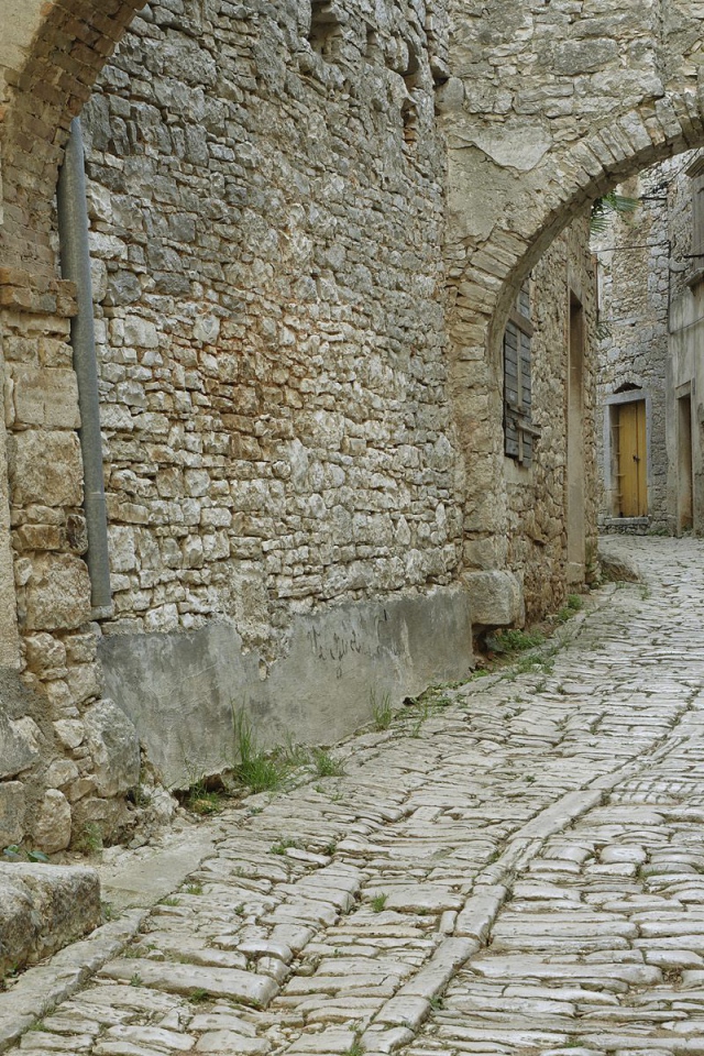 Узкая улочка старого города