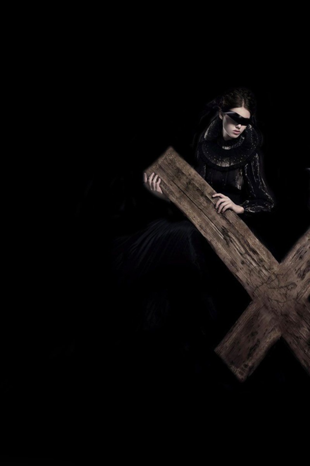 Дама с крестом