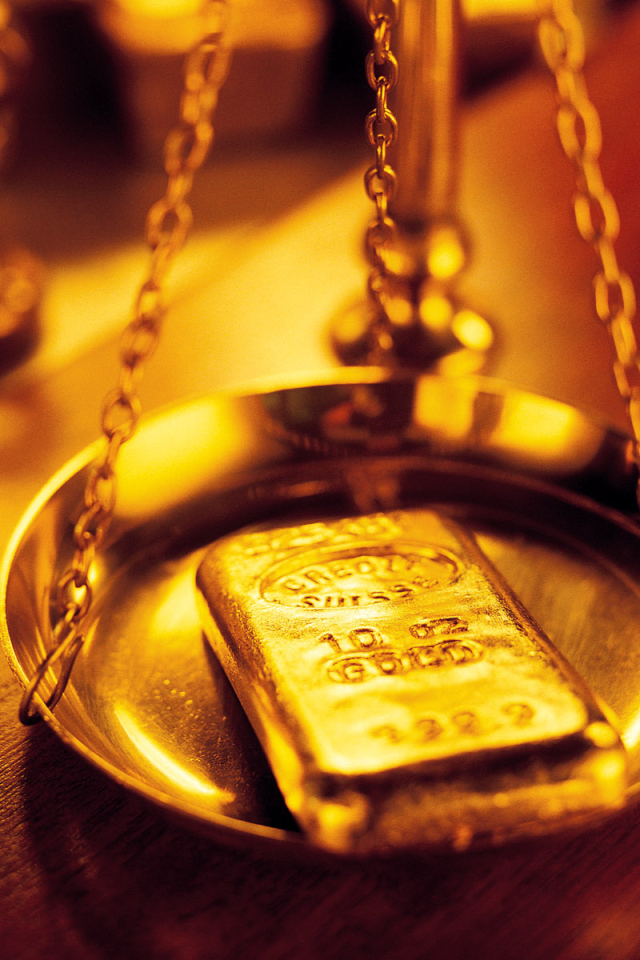 Золотой слиток на весах