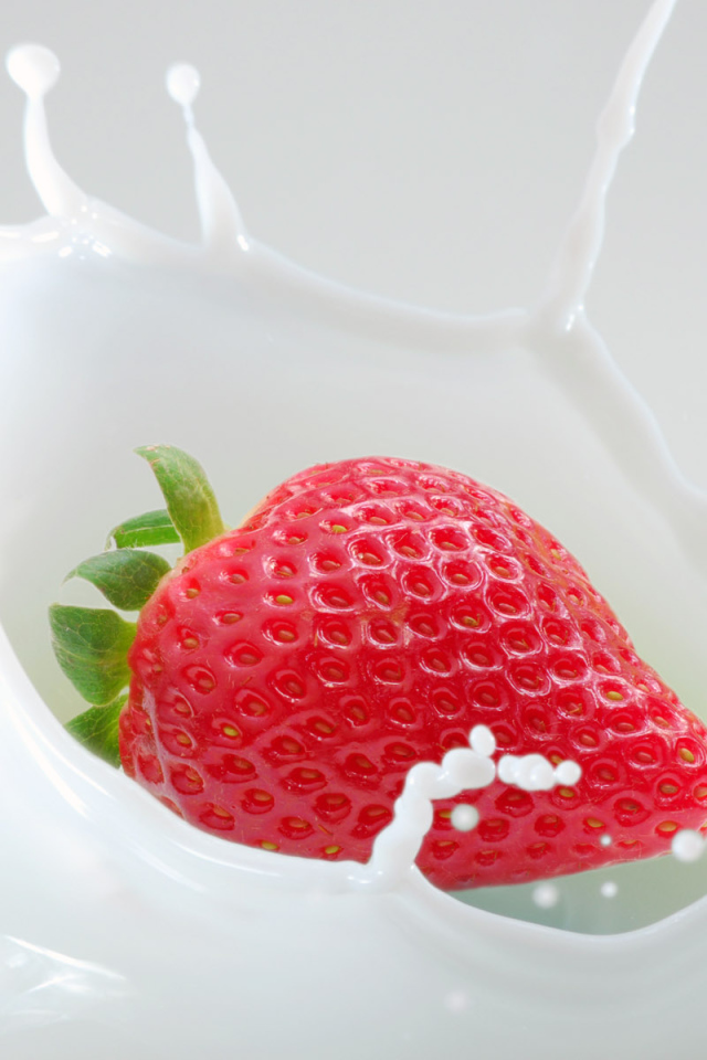 Клубника в молоке