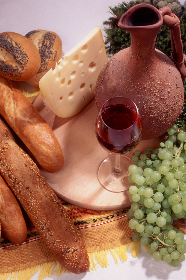 Французские булочки с сыром и вином