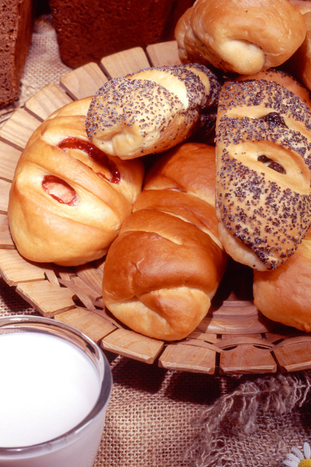 Сладкие булочки с молоком