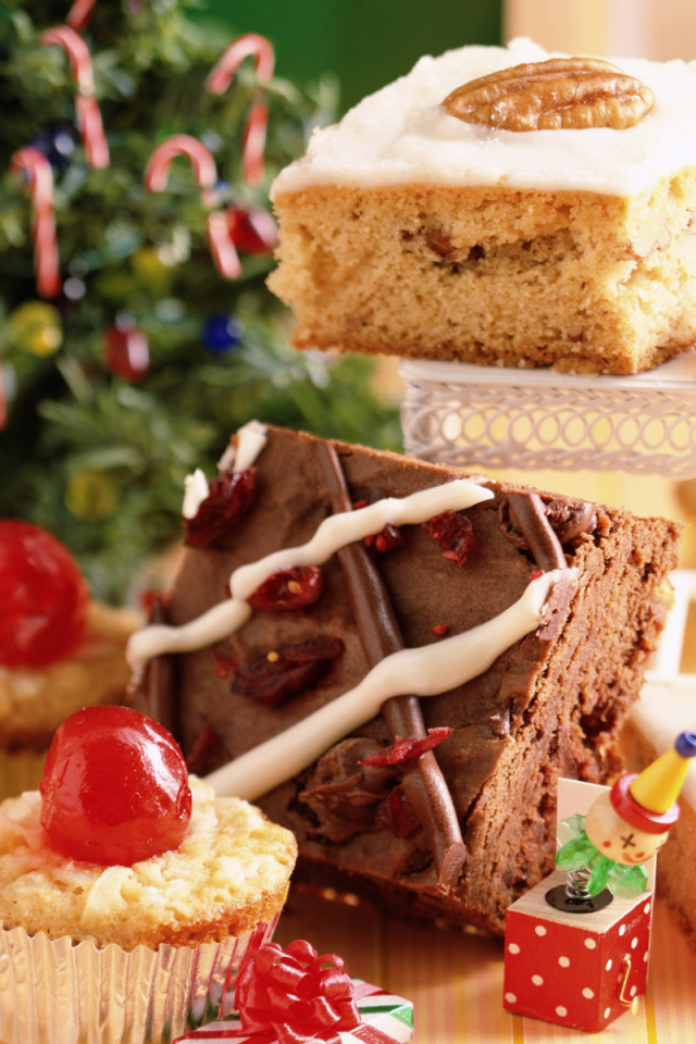 Пирожное и кусочки сладкого пирога