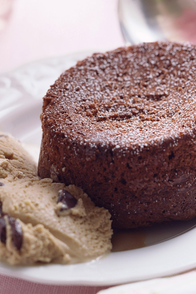 Вкусное шоколадное пирожное