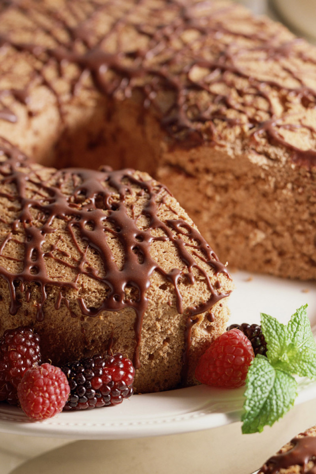 Шоколадный пирог и ягоды