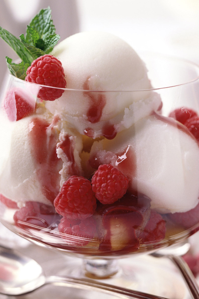 Десерт с малиной