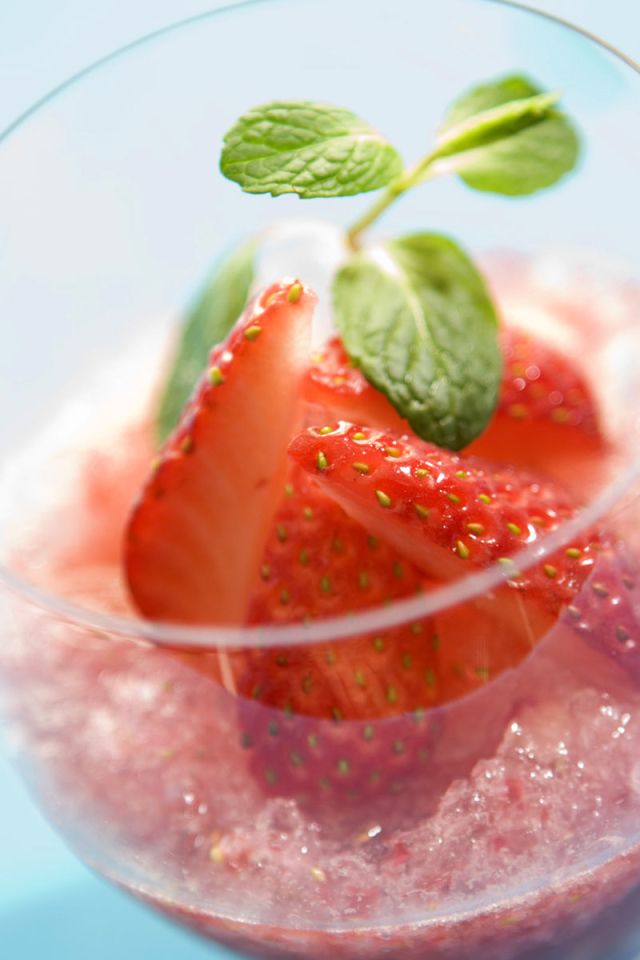 Мороженое с клубникой