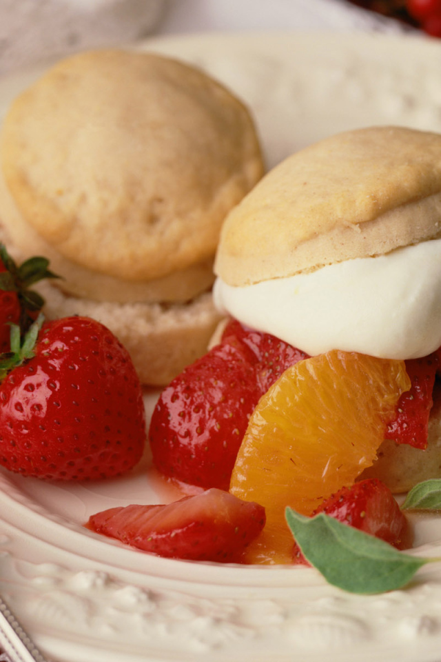 Бутерброд с клубникой и сливками