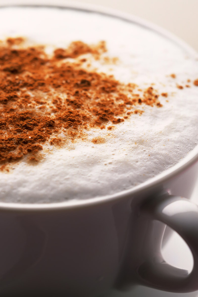 Чашка черного кофе с пенкой