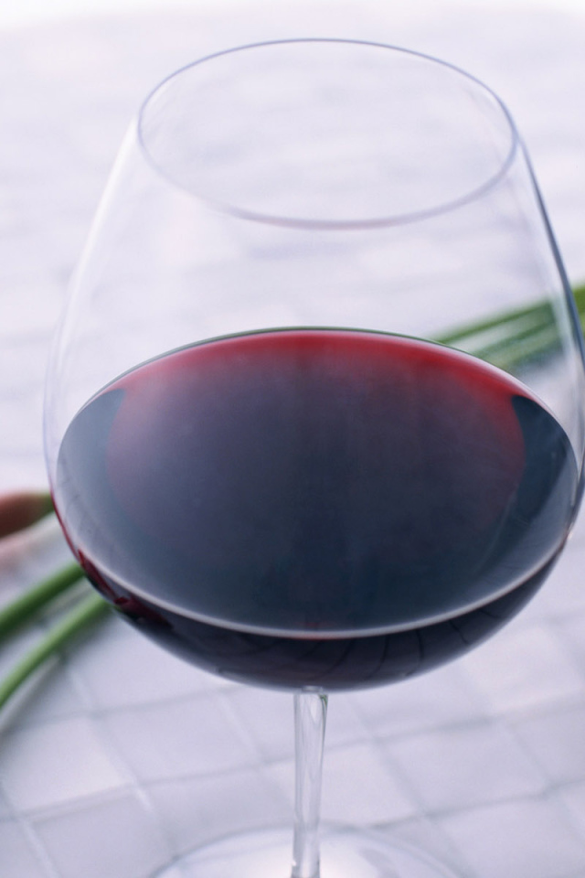 Бокал вина на столе