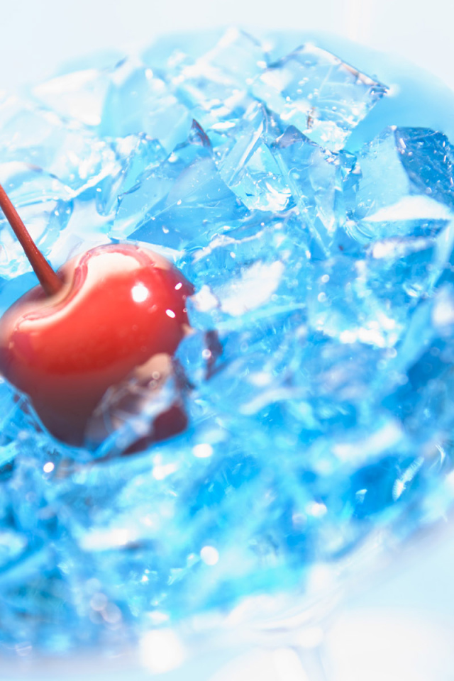 Вишня в напитке