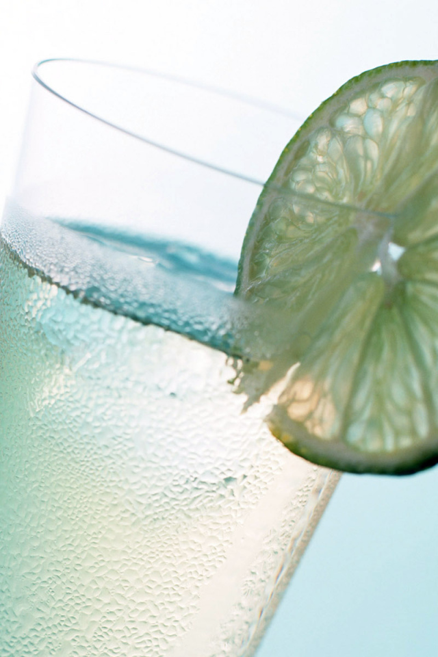 Прохладный напиток с лимоном