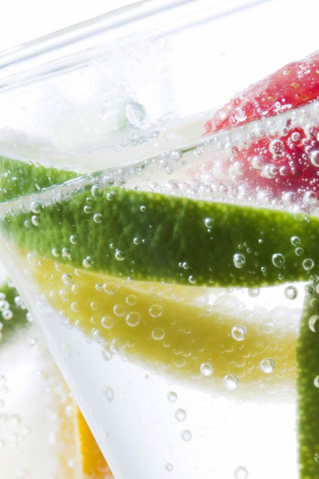 Напиток с кусочками фруктов