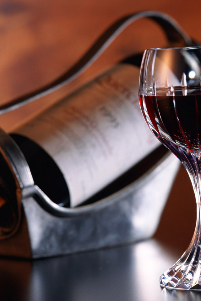 Бутылка и бокал вина