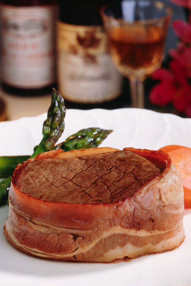 Большой кусочек жаренного мяса