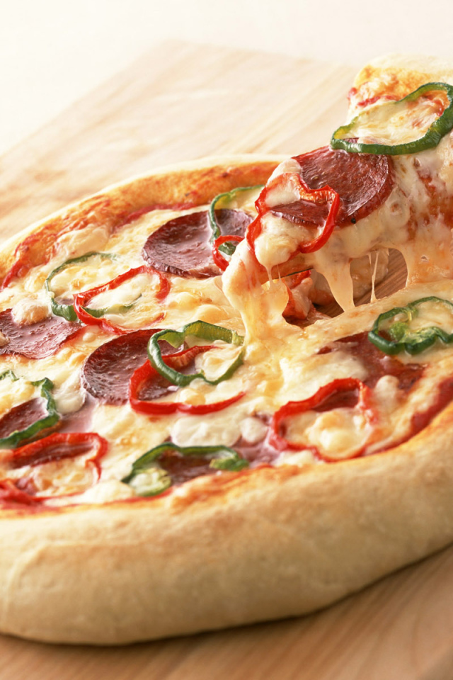 Пицца с колбасой