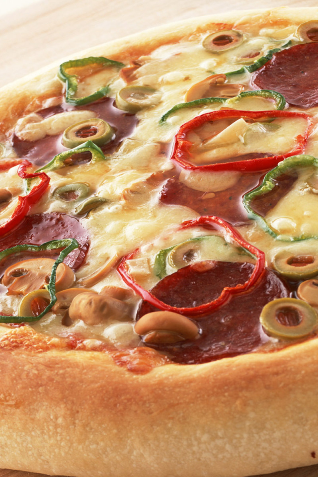 Пицца с колбасой и перцем