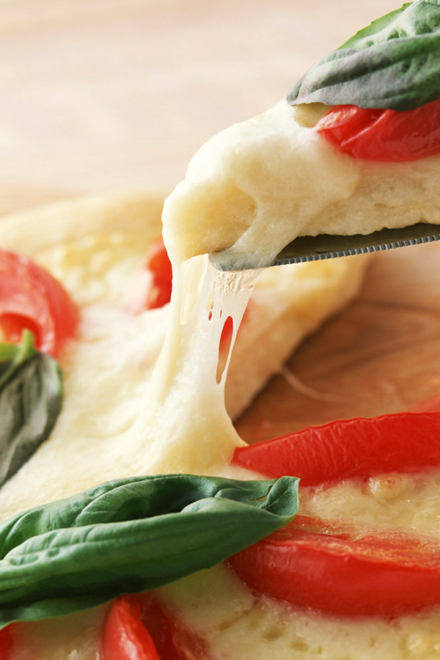 Пицца с кусочками помидора