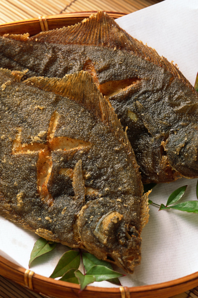 Обжаренная в масле камбала