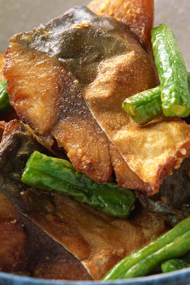 Кусочки рыбы приправленные фасолью