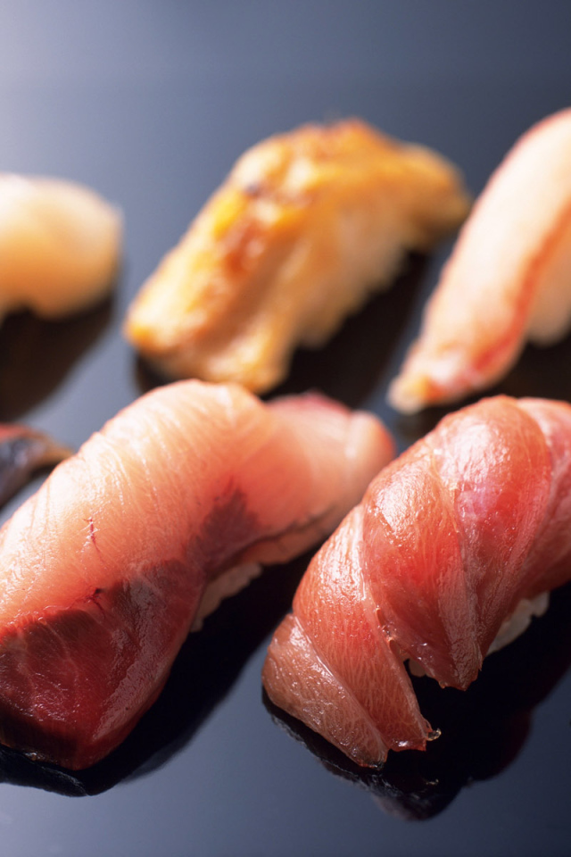 Сырые кусочки рыбы