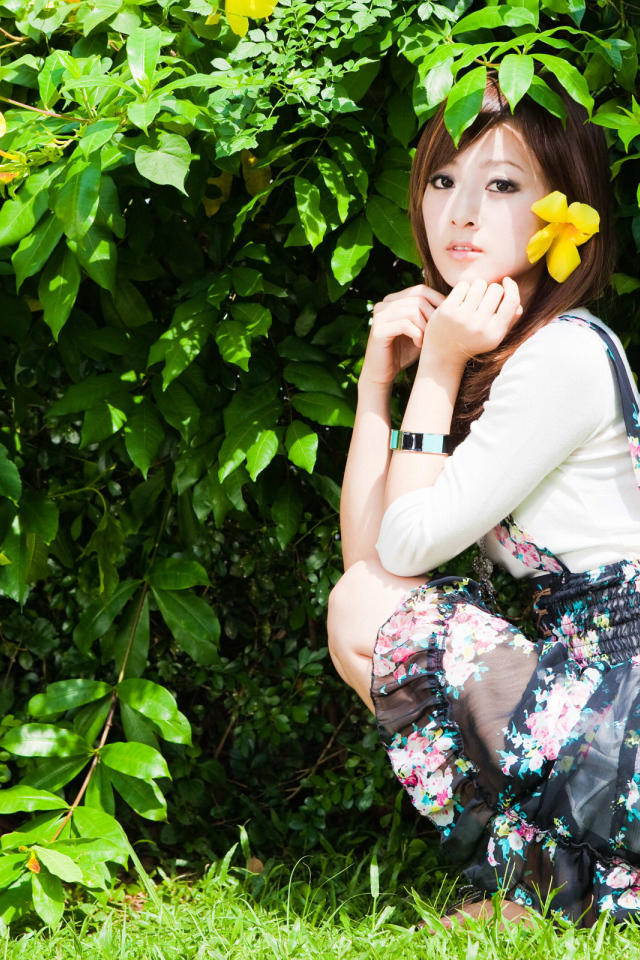 Девушка в саду