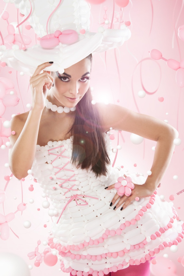 Красивая девушка в розовом