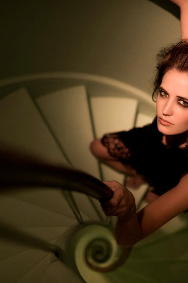 Девушка на лестнице