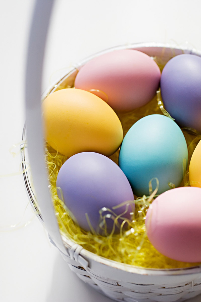 Корзинка с пасхальными яичками