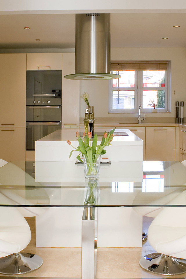 Стеклянный кухонный стол