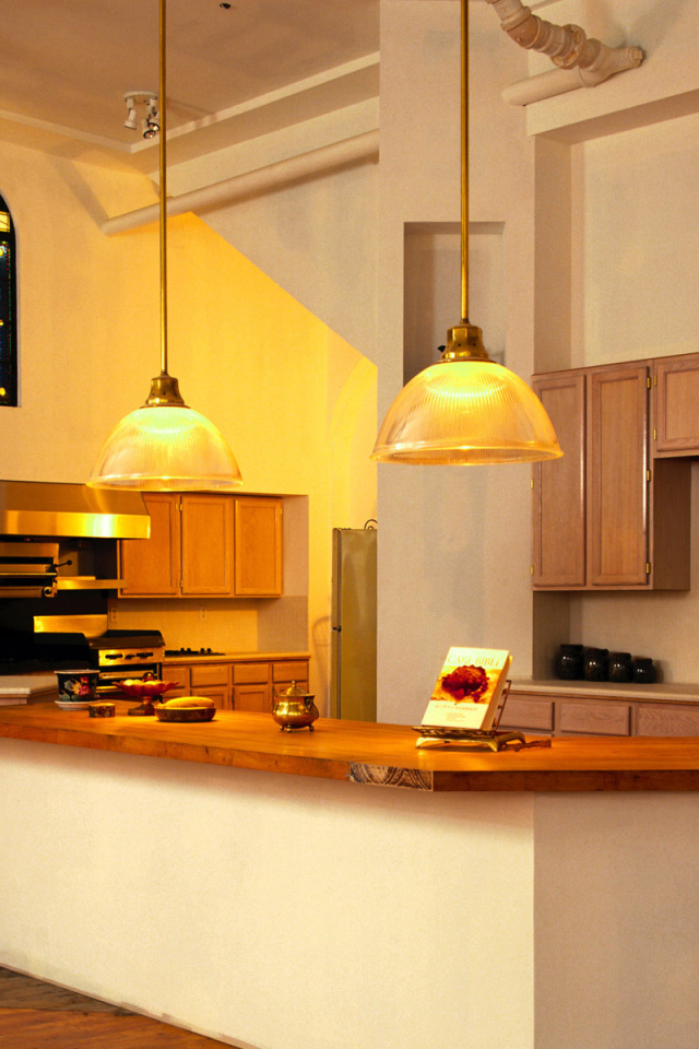 Большая светлая кухня