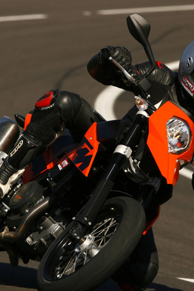 Черный спортивный мопед