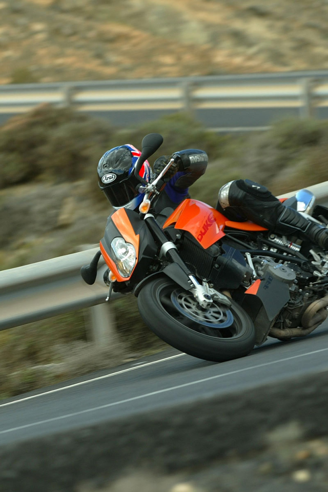 Спортивный байк на дороге