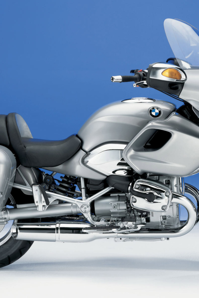 Серый мотоцикл BMW