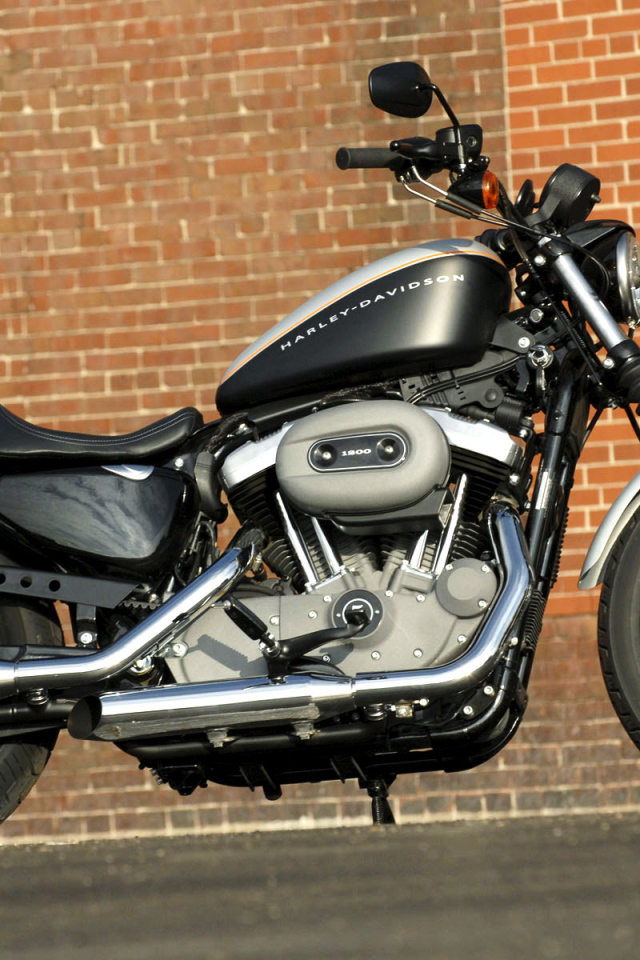 Harley Davidson летящий по ветру