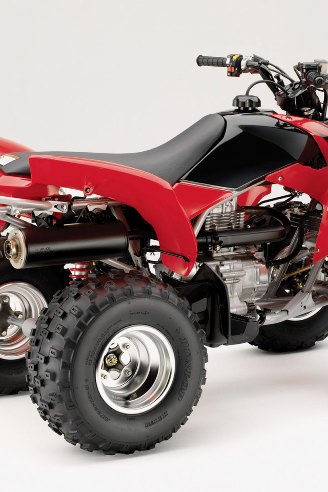 Красный спортивный Honda квадроцикл