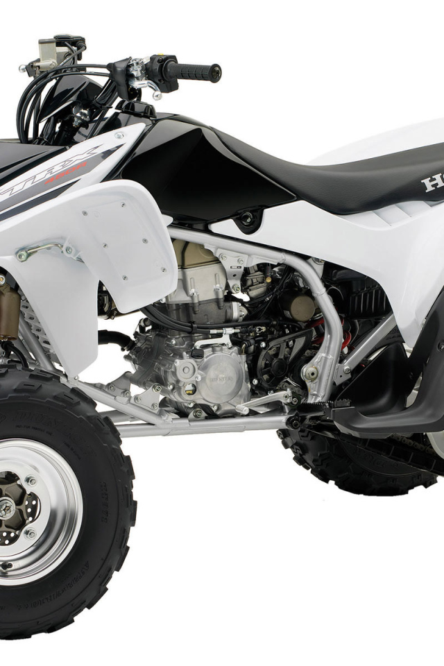 Белый Honda квадроцикл
