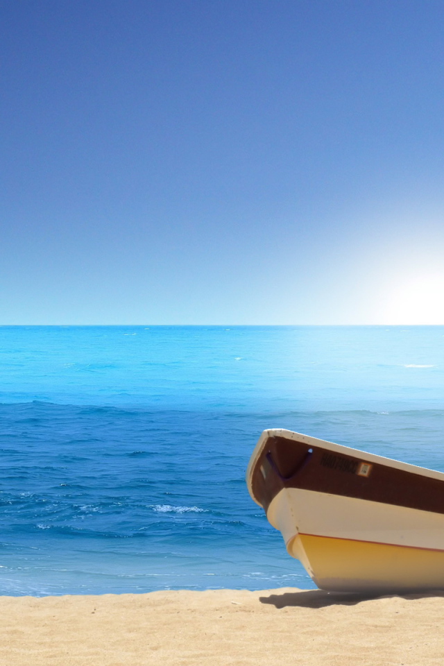 Лодка на морском пляже