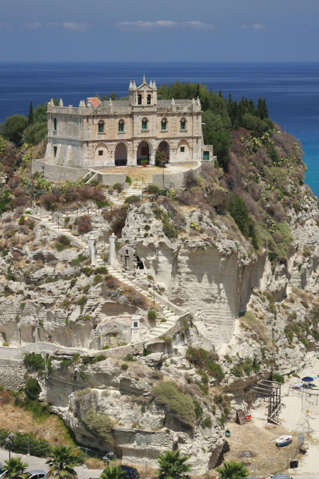 Замок на берегу моря