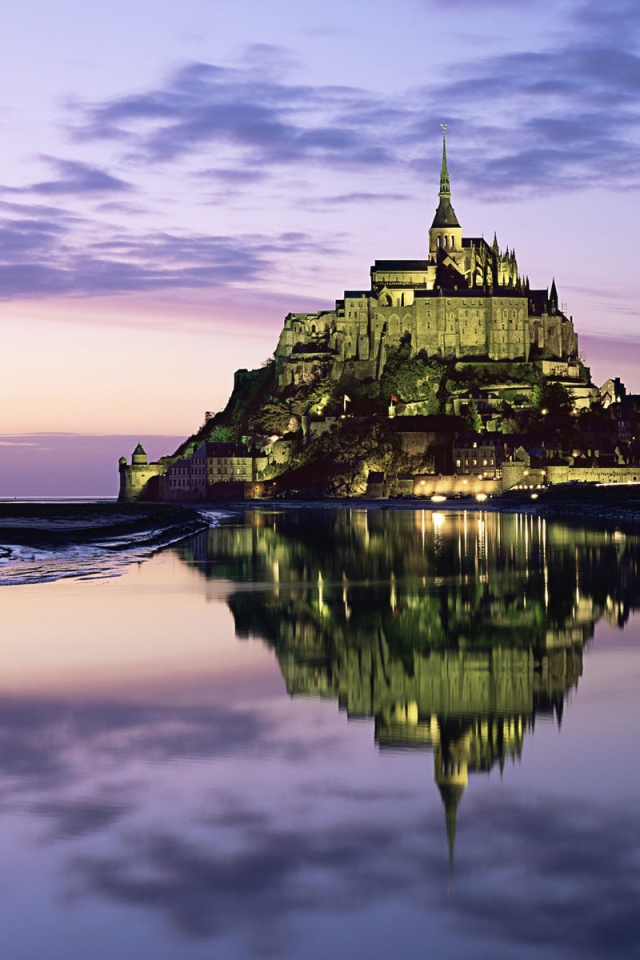 Замок на берегу моря