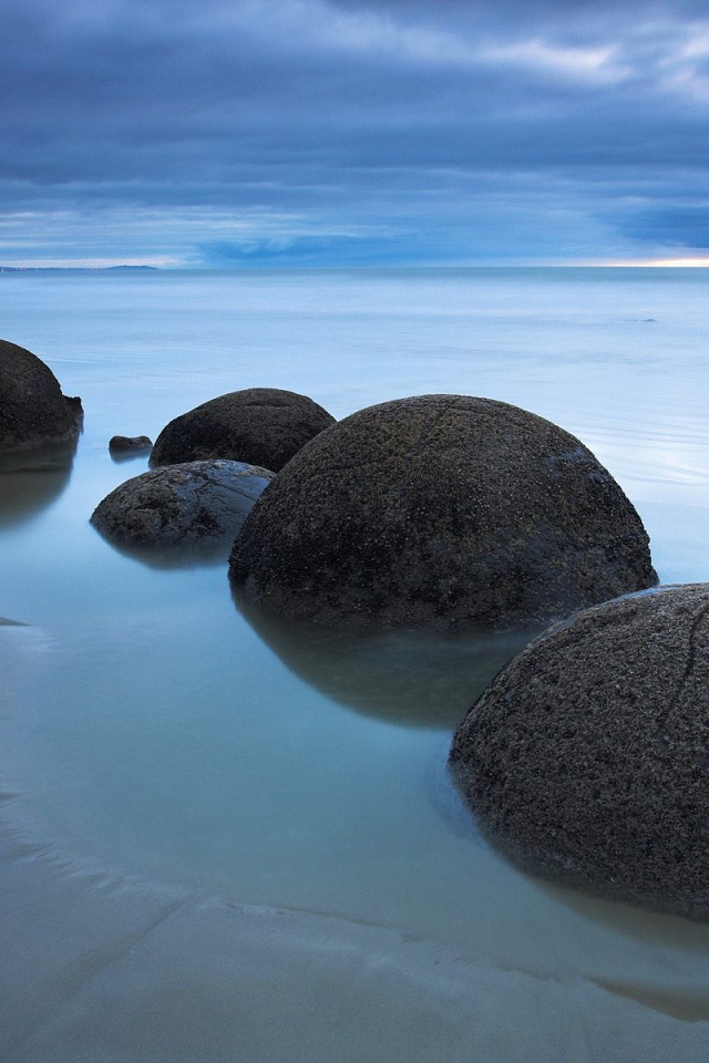 Круглые камни на берегу