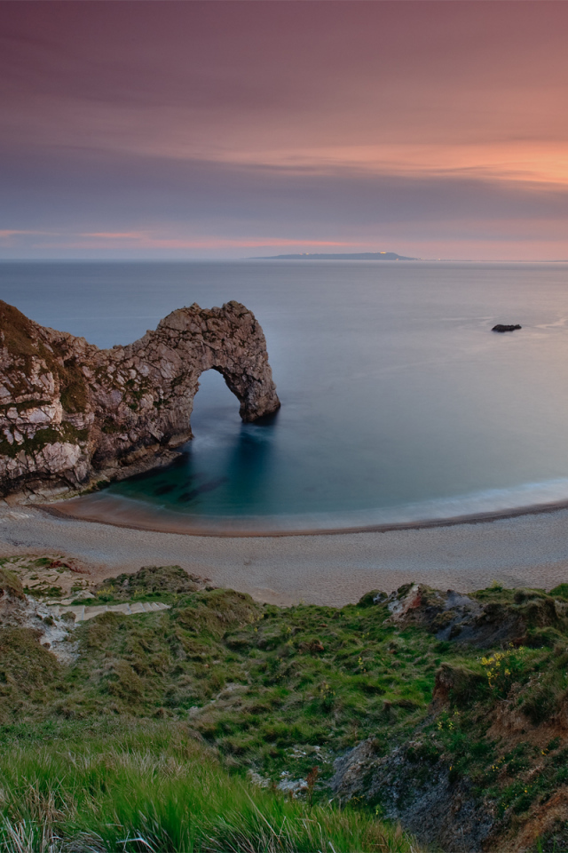 Каменная арка на пляже