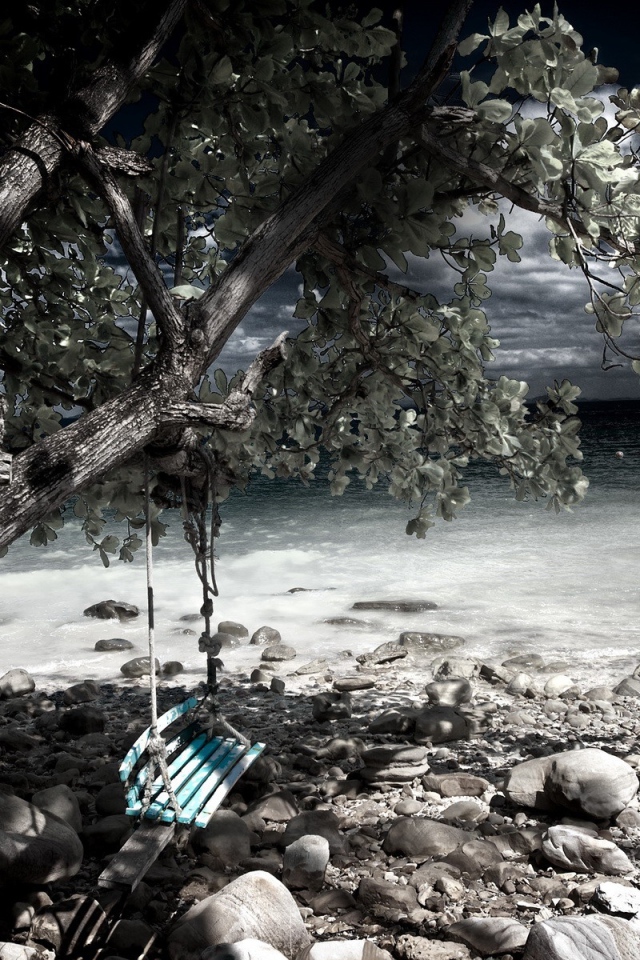 Качели на берегу моря