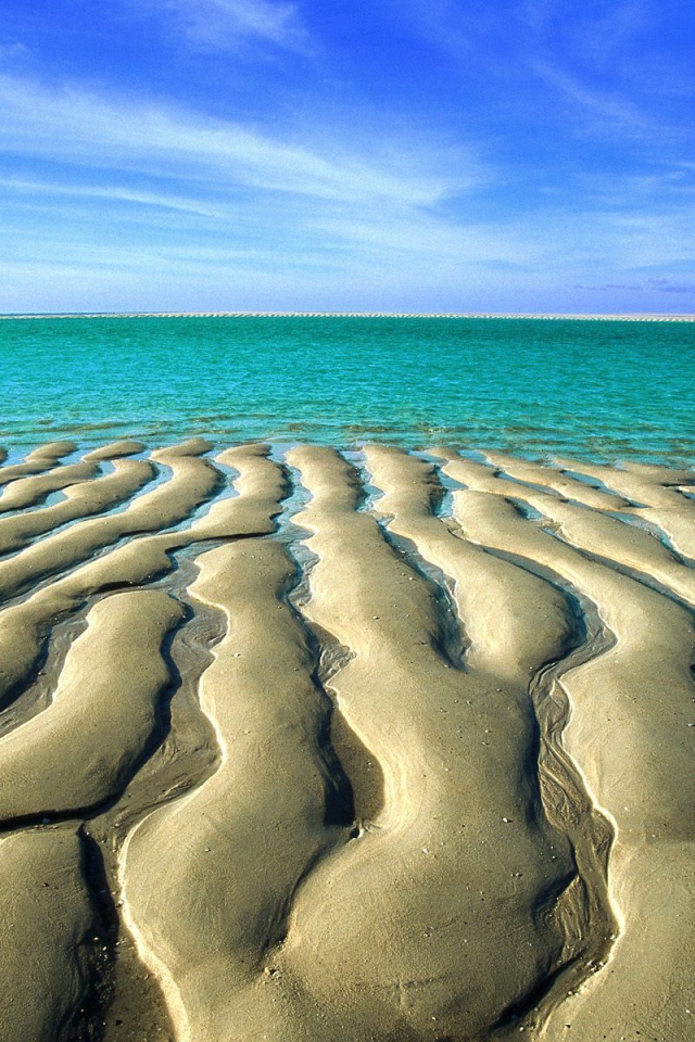 Волнистый песчаный берег