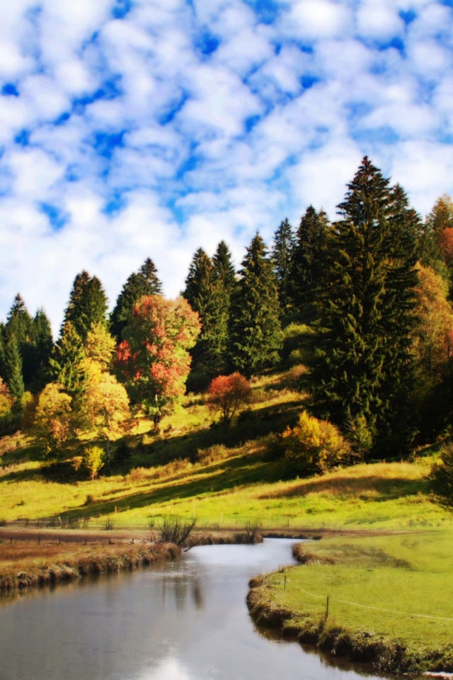 Облака над холмом