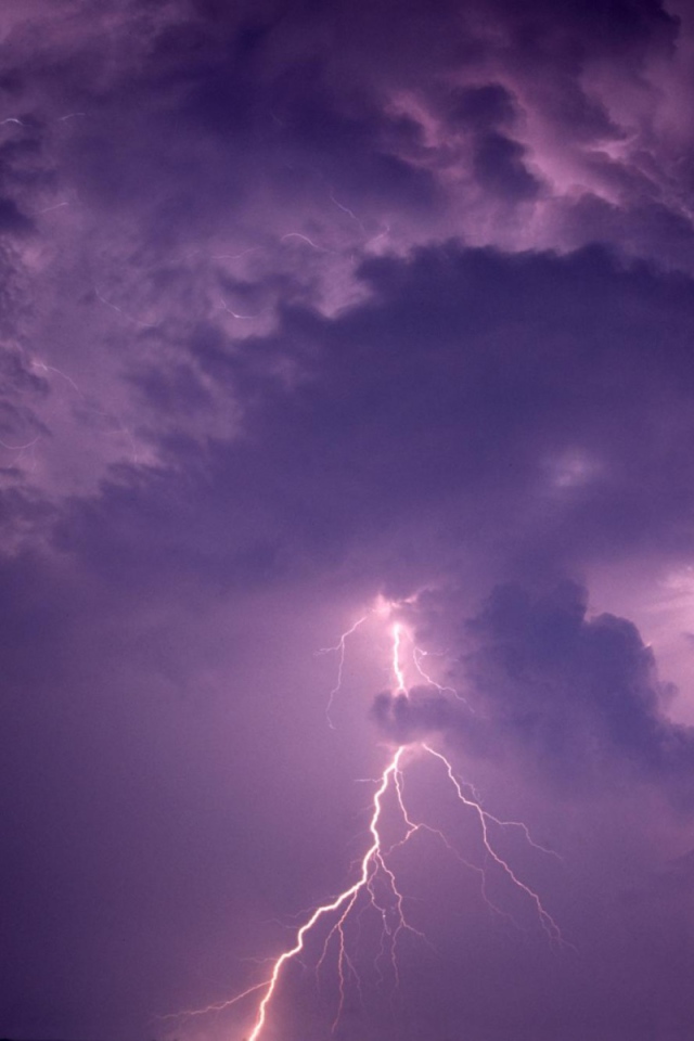 Яркая вспышка молнии